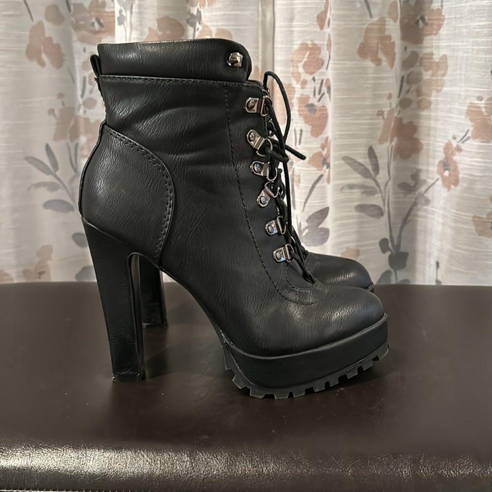 6.5 lace-up combat boots worn once